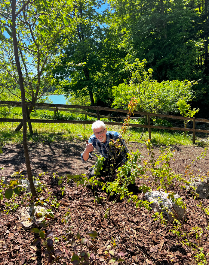 Volontario si occupa della cura del giardino delle api